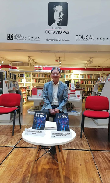 Claudio Suárez Cruzat presentó su libro “En el óvalo de luz”