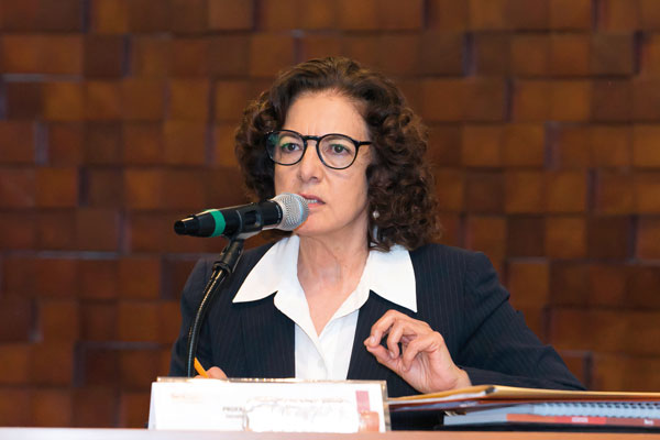 El Sindicato Nacional de Trabajadores de la Educación (SNTE), ante el anuncio de la presidenta electa, Claudia Sheinbaum, de que cumplirá con la demanda de desaparecer la USICAMM y construir un nuevo sistema con la participación de los docentes, realizó una consulta del 26 al 30 de agosto entre docentes de todo el país, para integrar sus propuestas de reforma a la Ley General del Sistema para la Carrera de las Maestras y los Maestros.

En reunión de trabajo con los integrantes de los Órganos Nacionales de Gobierno y los secretarios generales de las secciones sindicales en el país, destacó que, en congruencia con el carácter democrático y participativo del SNTE, la consulta se realizó a los maestros de Educación Básica y de Educación Media Superior, para que expresen sus propuestas.

El secretario general del Sindicato, maestro Alfonso Cepeda Salas, informó que esta organización presentará su proyecto para terminar con los agravios a los profesores: “Escucharemos a nuestros compañeros, en esto les pedimos todo su apoyo para presentar una propuesta de reforma, fundada en las demandas y propuestas del magisterio. Queremos tener la exigencia de los compañeros de base para que se hagan realmente los cambios de fondo que se requieren y no solo de forma, para reivindicar los derechos laborales, salariales, profesionales de las maestras y los maestros de México”.

Cepeda Salas recordó que los profesores del SNTE han manifestado en múltiples ocasiones la violación a sus derechos y la opacidad en la que opera la USICAMM. “Ocultan las plazas y las vacantes para cambios de centro de trabajo; a discreción deciden quiénes tienen derecho y quiénes no a participar en los procesos. Han profundizado la inequidad al haber adoptado la modalidad en línea para todos los procesos, ignorando la brecha digital en el magisterio nacional. Tenemos evidencia de la falta de asignación de maestros a grupos hasta por un ciclo escolar, por mencionar algunas irregularidades”.

La Ley General del Sistema para la Carrera de las Maestras y los Maestros, aprobada el 30 de septiembre de 2019, sustenta el funcionamiento de la Unidad del Sistema para la Carrera de las Maestras y los Maestros (USICAMM), órgano administrativo desconcentrado con autonomía técnica, operativa y de gestión, que se encarga de regular la Admisión, Promoción (vertical, para horas adicionales y por incentivos, así como cambios de centro de trabajo) y el Reconocimiento (Profesionalización, Tutoría, Asesoría Técnica Pedagógica, Asesoría Técnica y Práctica educativa) de profesores de Educación Básica y Educación Media Superior, en el primer encuentro del Sindicato con la Dra. Sheinbaum Pardo, el 3 de noviembre de 2022 en el Centro Cultural del México Contemporáneo, el maestro Cepeda le planteó esa problemática donde desde 2020, la solicitud para la desaparición de la USICAMM ha quedado plasmada en diferentes foros, incluida la Cámara de Diputados.

Fue el pasado 15 de agosto, en el Teatro Metropólitan, cuando la presidenta electa respondió a la demanda de los docentes y prometió que se pondrá fin a la USICAMM y se construirá un sistema con la participación de las maestras y los maestros.
